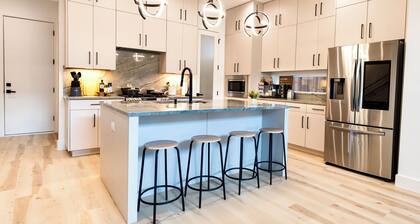 Oak Lawn Townhome • 3 En Suite Bedrooms • Balconies • Private Yard & Pool Table