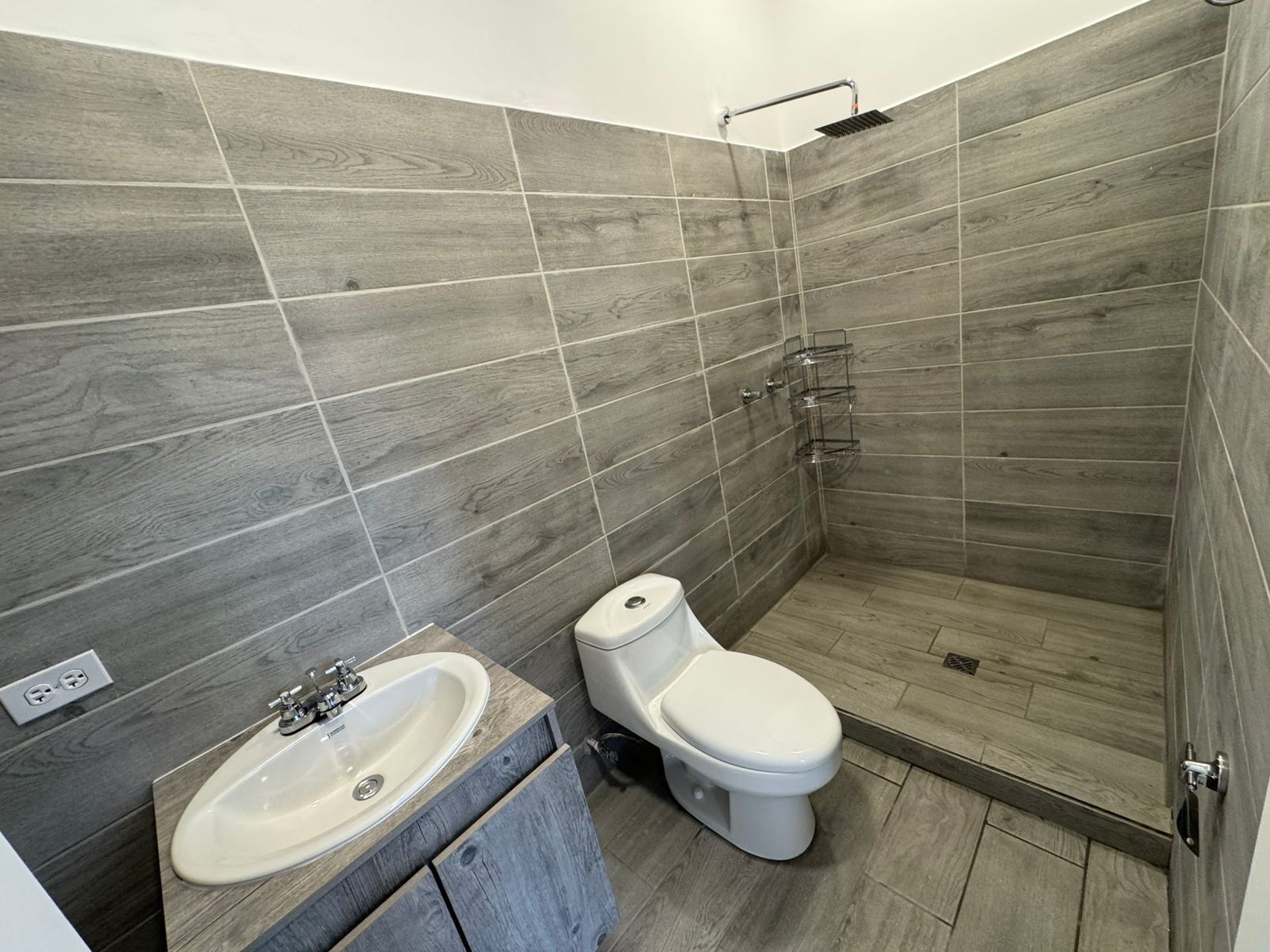 Regadera, toallas, jabón, papel de baño 