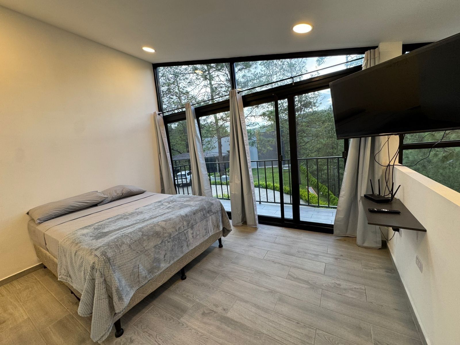 4 soverom, strykejern/-brett, internettilgang og sengetøy