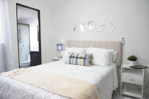 Iron/ironing board, WiFi, bed sheets - Comfort House in San Miguel with Wi-Fi, Air Conditioning and Private Patio (San José Quelepa)