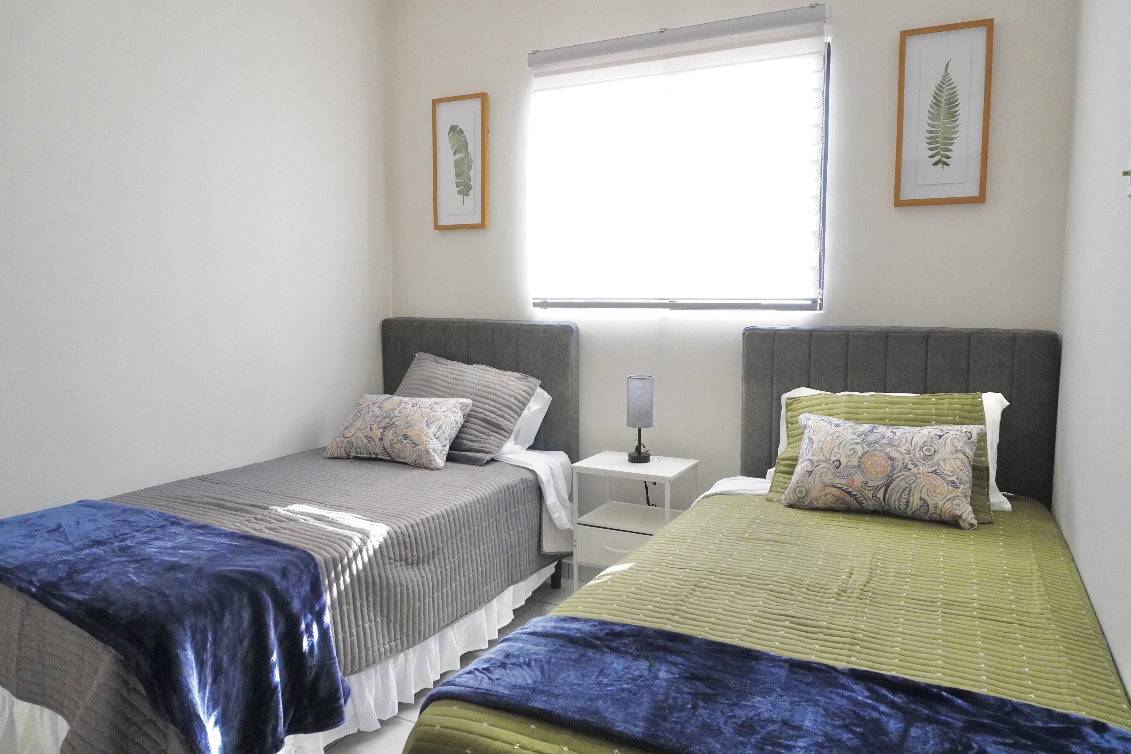 Tabla de planchar con plancha, wifi y ropa de cama 