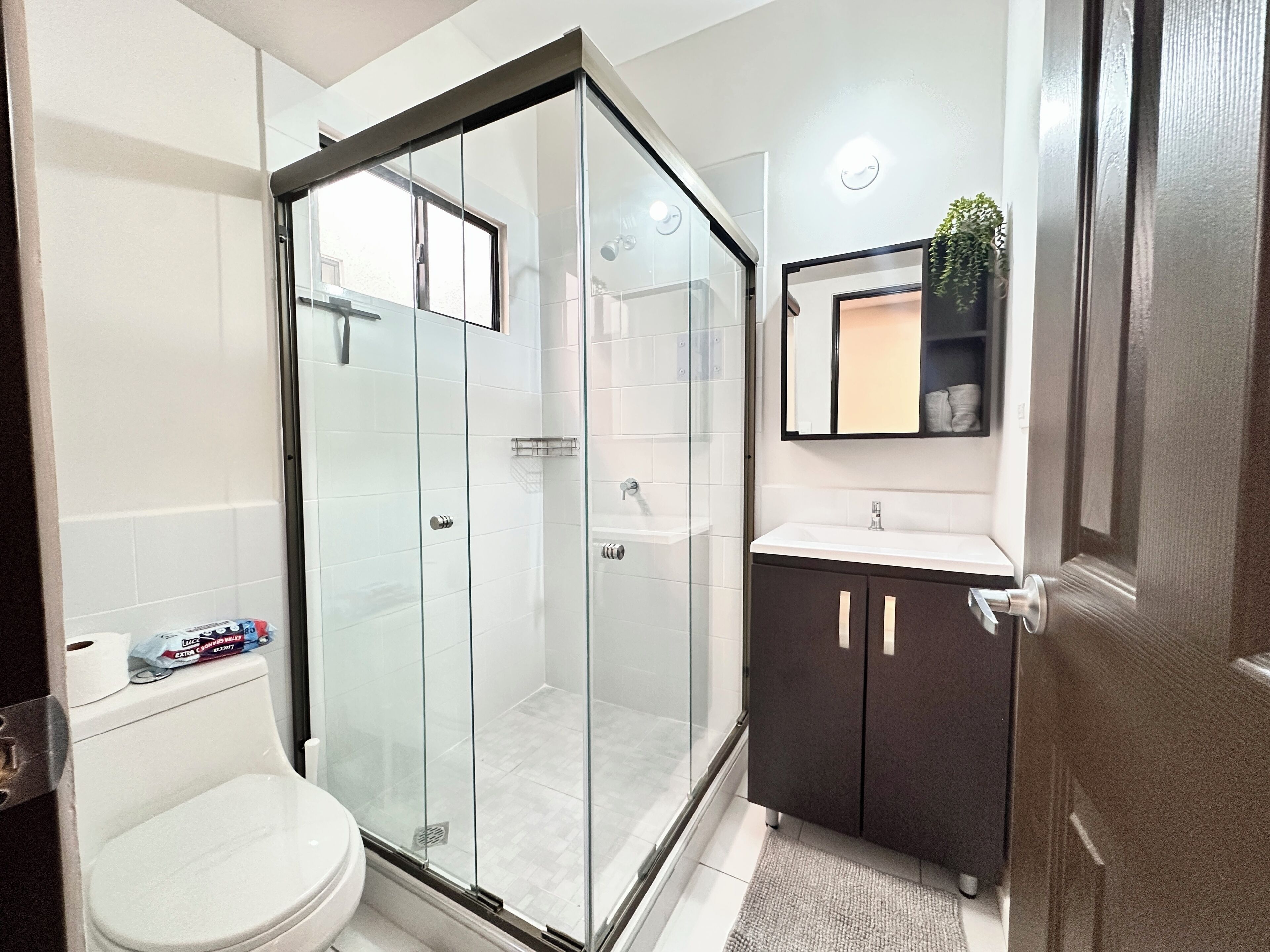 Douche, sèche-cheveux, serviettes fournies, savon