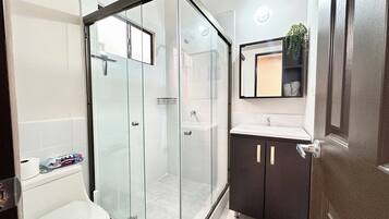 Regadera, secadora de cabello, toallas, jabón