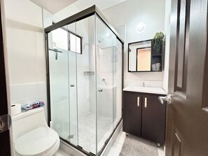 Dusj, hårføner, håndklær og såpe