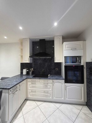 ثلاجة، ميكروويف، فرن، موقد طهي مسطح