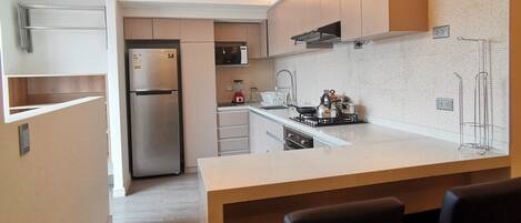 Réfrigérateur, micro-ondes, four, plaque de cuisson