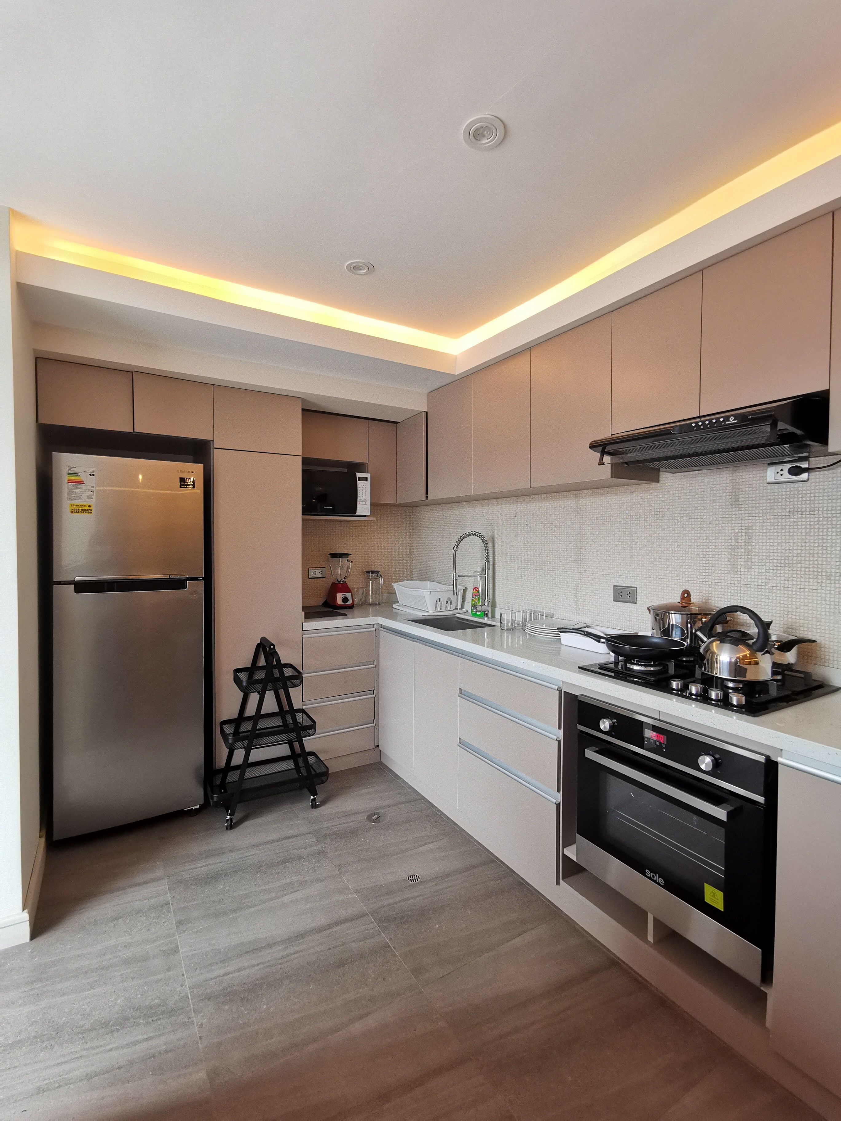 Kjøleskap, mikrobølgeovn, ovn og kokeplater