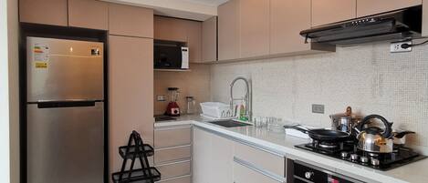 Kühlschrank, Mikrowelle, Ofen, Herdplatte