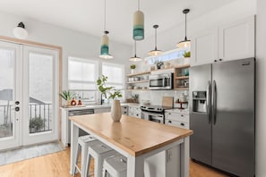 Refrigerador, microondas, horno y parrilla de estufa 