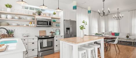 Geladeira, micro-ondas, fogão, cooktop