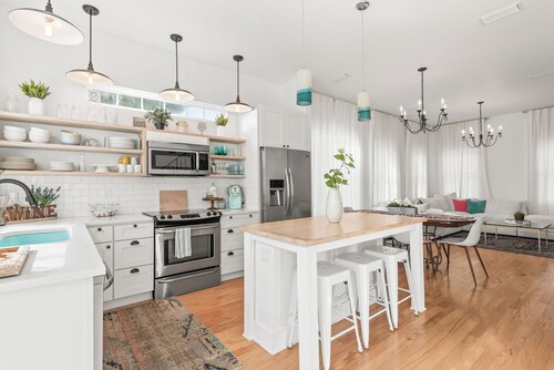 Charming Downtown Treasure - Enchanting home with HOT TUB. New Owner! 