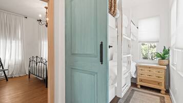 3 多间卧室、办公桌、熨斗/熨衣板、旅行婴儿床