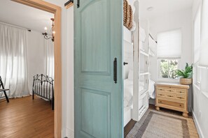 3 habitaciones, escritorio y tabla de planchar con plancha 