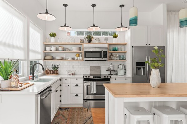 Réfrigérateur, four à micro-ondes, un four, surface de cuisson