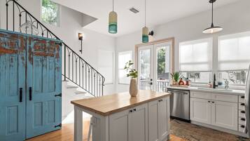 冰箱、微波炉、烤箱、炉灶