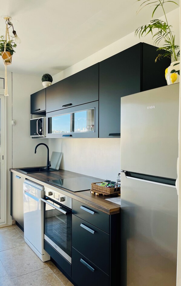 Four à micro-ondes, un four, surface de cuisson, lave-vaisselle