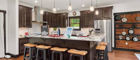 Réfrigérateur, four à micro-ondes, un four, surface de cuisson