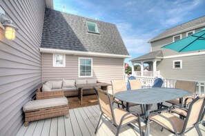 Outdoor dining - Bay Avenue Bliss, Newly Updated, Spacious Yard, OCNJ South Shore (Ocean City)