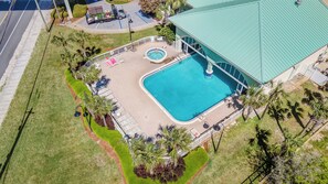 Piscine couverte, piscine extérieure