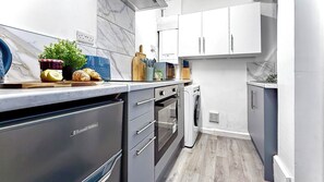 Microwave, oven, stovetop - 3-bed home in Burnley, Ideal for Contractors & Getaways w/Free Parking (Burnley)