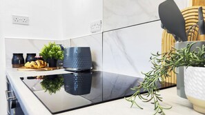 Microwave, oven, stovetop - 3-bed home in Burnley, Ideal for Contractors & Getaways w/Free Parking (Burnley)