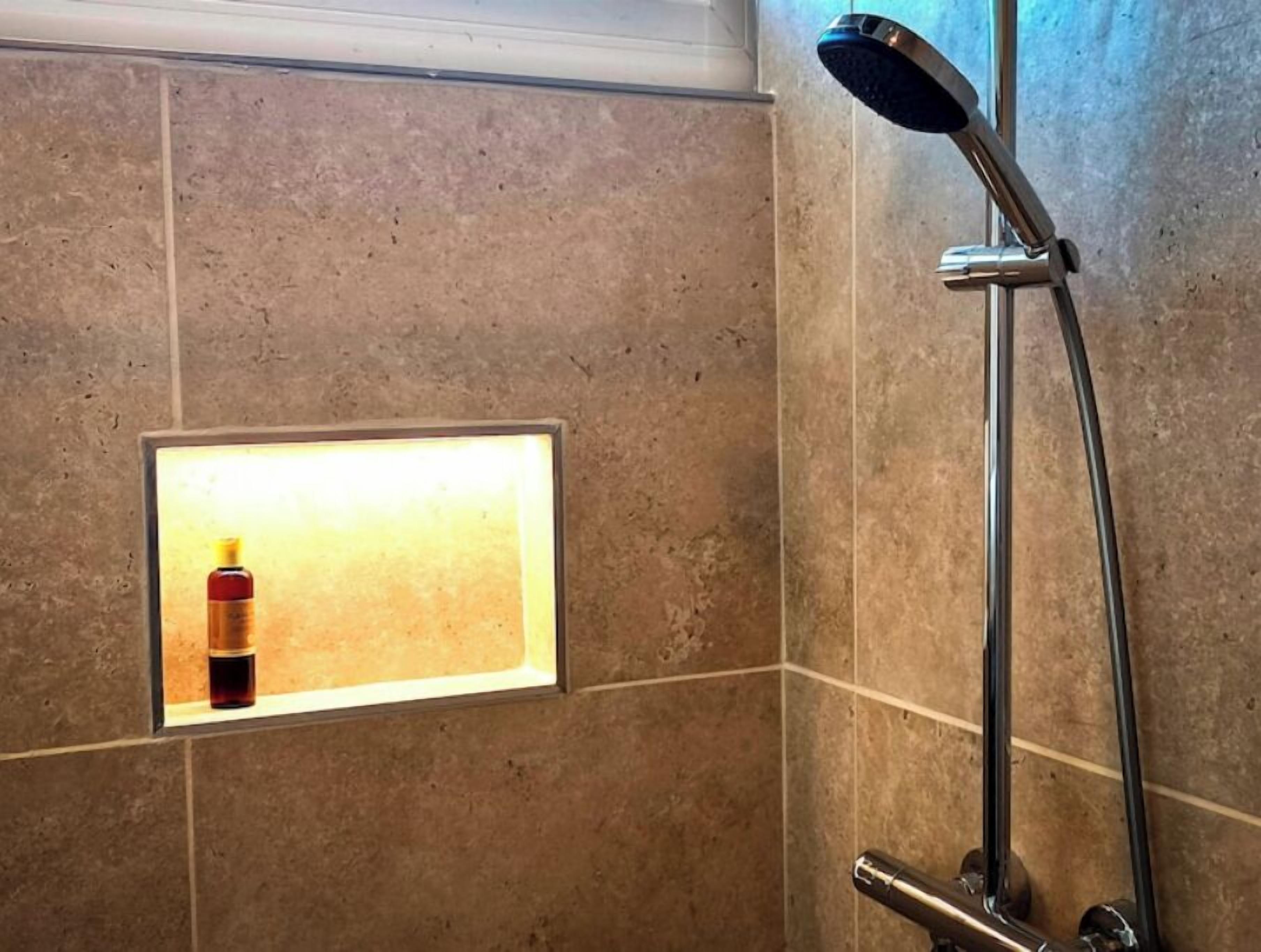 Dusche, Haartrockner, Handtücher, Seife