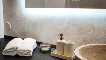 Een douche, een haardroger, handdoeken, zeep