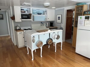 ثلاجة، ميكروويف، فرن، موقد طهي مسطح