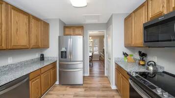 Geladeira, micro-ondas, fogão, cooktop