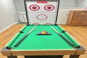 Game room - Lake Anna Lakeside Luxury:6BR w/ Game Room, Cinema, Hot tub and Grill (Bumpass)