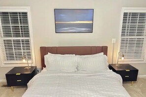 6 bedrooms, desk, iron/ironing board, free WiFi - Lake Anna Lakeside Luxury:6BR w/ Game Room, Cinema, Hot tub and Grill (Bumpass)