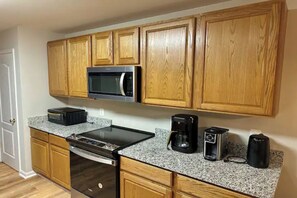 冰箱、微波炉、烤箱、炉灶