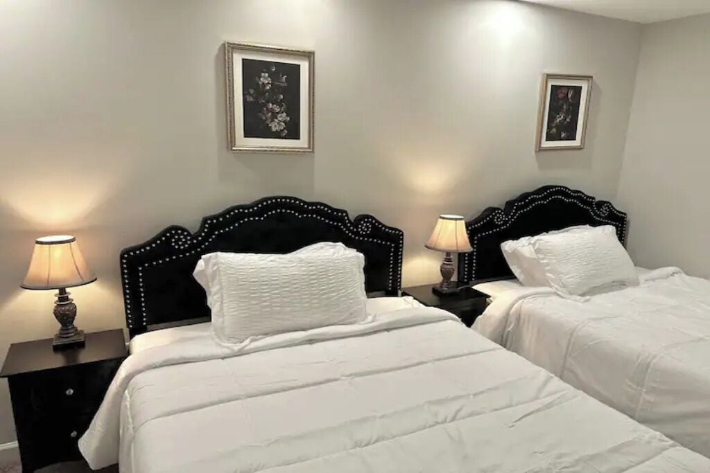 6 bedrooms, desk, iron/ironing board, free WiFi