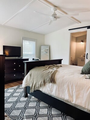 2 makuuhuonetta, työpöytä, silitysrauta/-lauta, ilmainen Wi-Fi