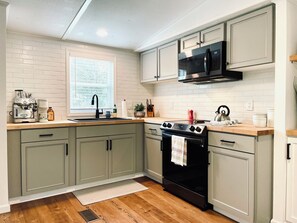 Jääkaappi, mikroaaltouuni, uuni, liesi