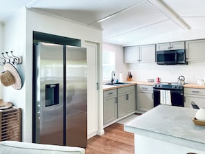 Réfrigérateur, four à micro-ondes, un four, surface de cuisson