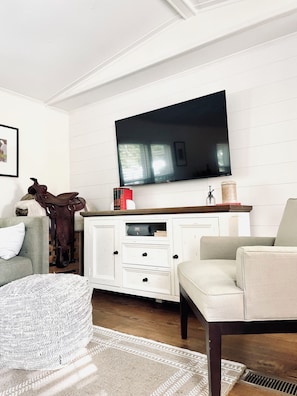 TV connectée, livres, chaîne hi-fi