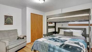 3 habitaciones, escritorio y tabla de planchar con plancha