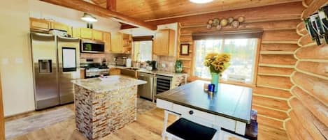 Kühlschrank, Mikrowelle, Herdplatte, Geschirrspüler