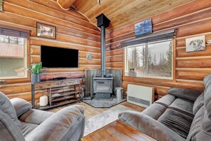 Fernseher, Kamin, Tischtennisplatte