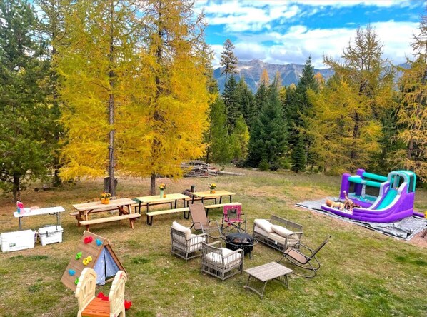 Outdoor dining - Log Cabin: Hot Tub, Sauna, Wet Bar & Mtn Views (Missoula County)