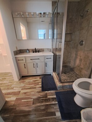 Doccia, asciugamani, sapone, carta igienica