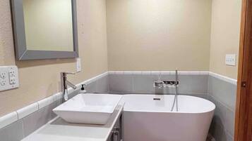 Ducha, secador de pelo, toallas y jabón