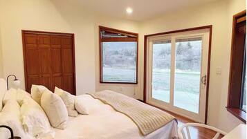 2 bedrooms, internet, bed sheets