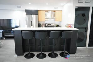 Interior - Upscale Sleek Getaway Short Walk To Clifton Hills and Niagara Falls (Niagara Falls)