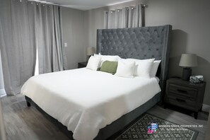 3 bedrooms, iron/ironing board, WiFi, bed sheets - Upscale Sleek Getaway Short Walk To Clifton Hills and Niagara Falls (Niagara Falls)