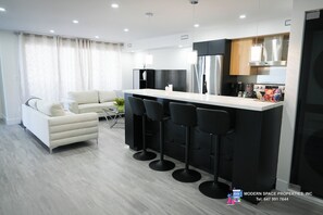 Interior - Upscale Sleek Getaway Short Walk To Clifton Hills and Niagara Falls (Niagara Falls)