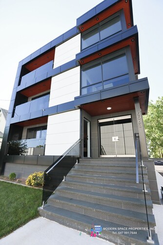 Upscale Sleek Getaway Short Walk To Clifton Hills and Niagara Falls