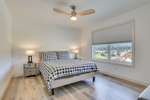 4 bedrooms, desk, iron/ironing board, internet - Luxe, New-Build Sturgis Retreat w/ Mountain Views (Sturgis)