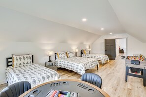 4 bedrooms, desk, iron/ironing board, Internet